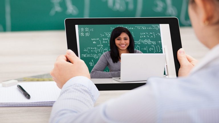 自学在线预习课程如何帮助你在SAT和ACT中获得更高的分数