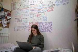 How to Brainstorm and Write the First College Essay Draft